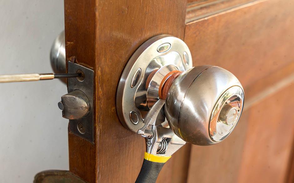 serrurier porte claquée Égly